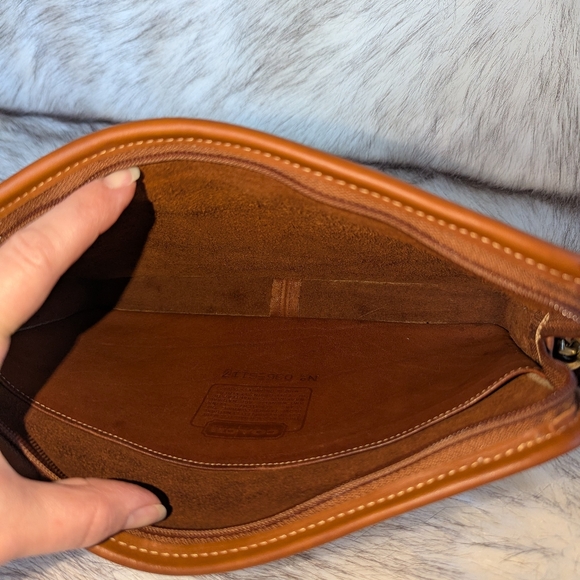 Vintage Coach 9834 Large Zip Clutch Bag in British Tan Pre-1994 - Picture 9 of 11
